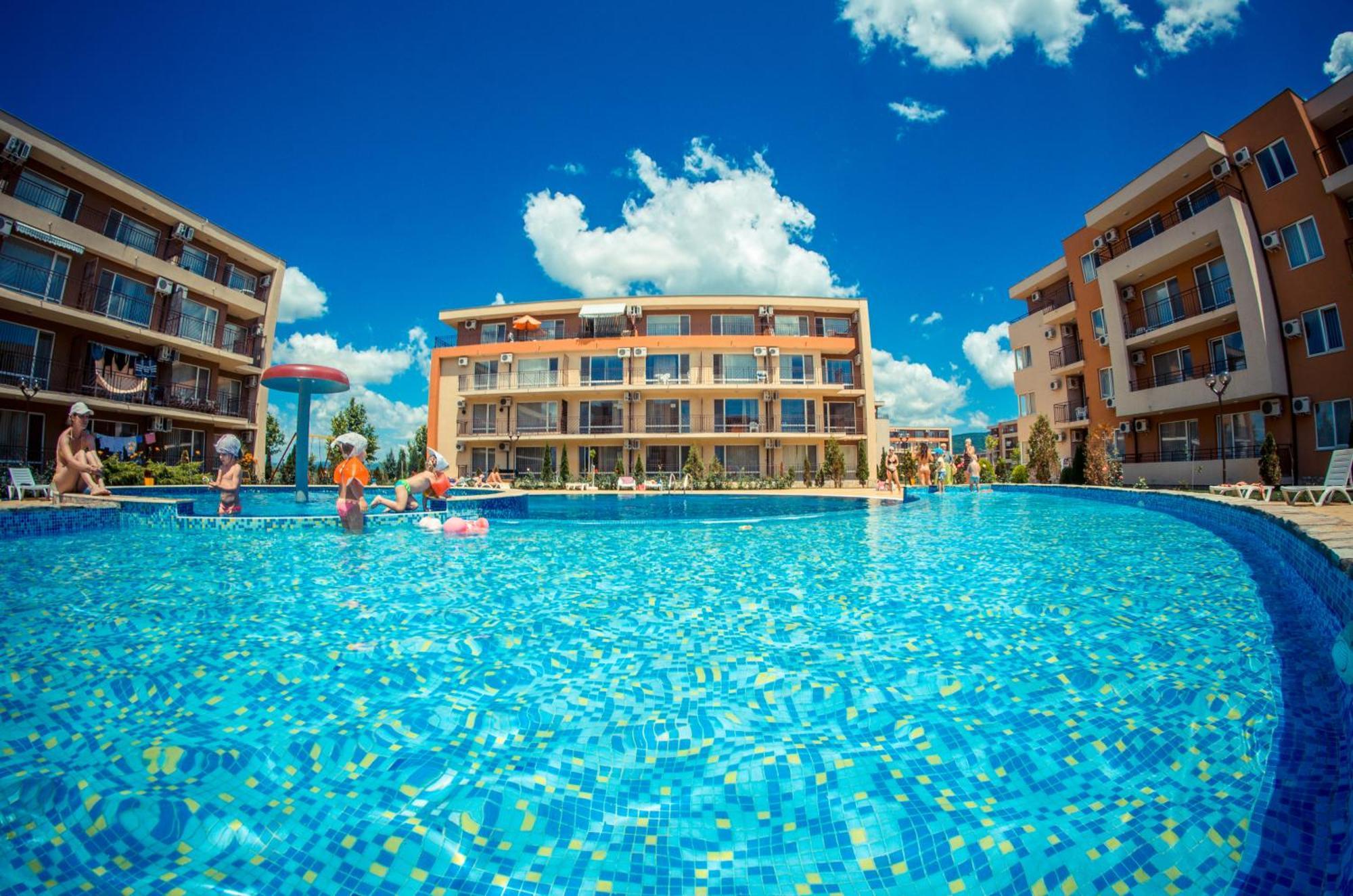 Waterpark Fort Apartments Slăntjev Brjag Exteriör bild