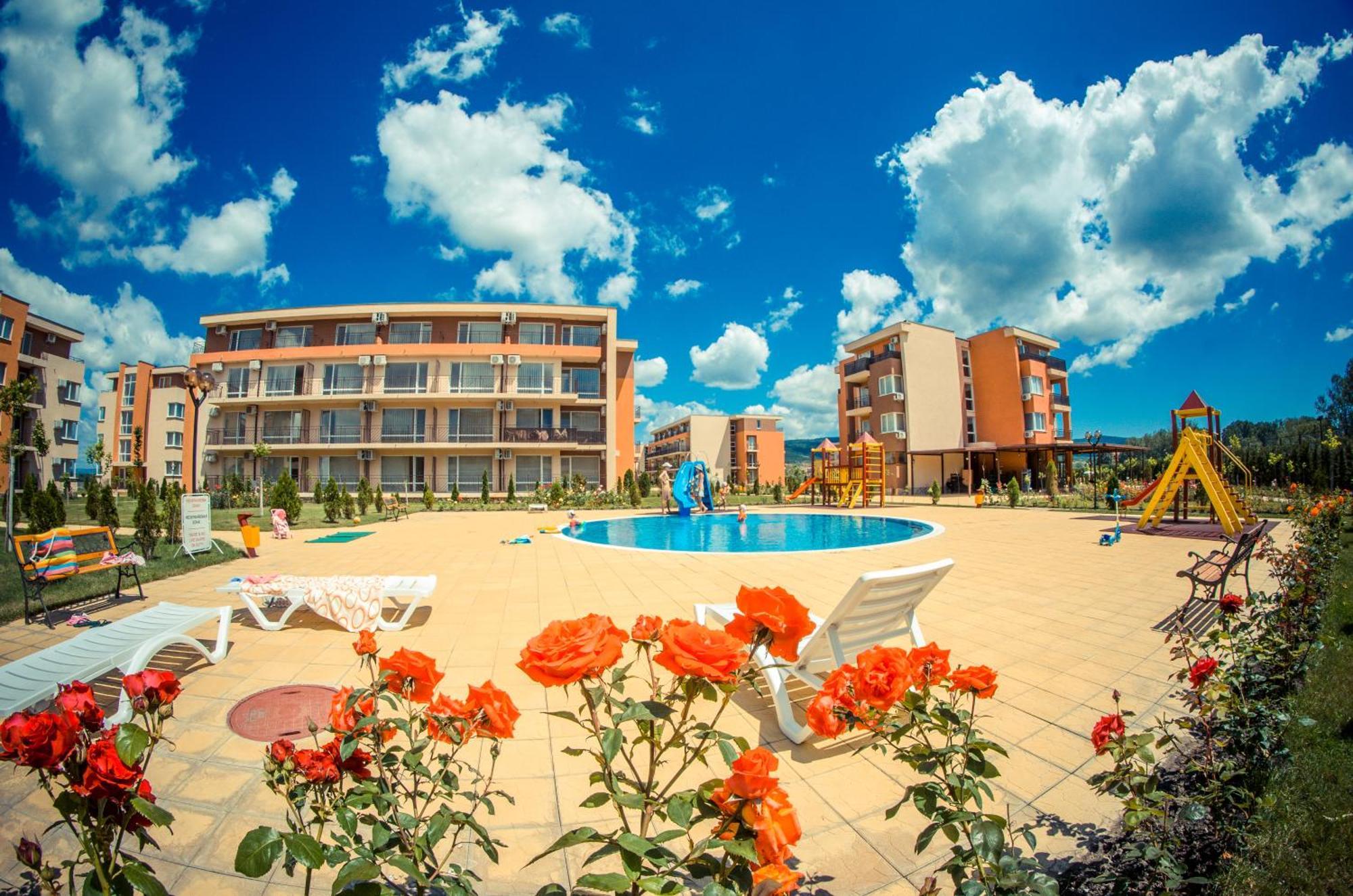 Waterpark Fort Apartments Slăntjev Brjag Exteriör bild