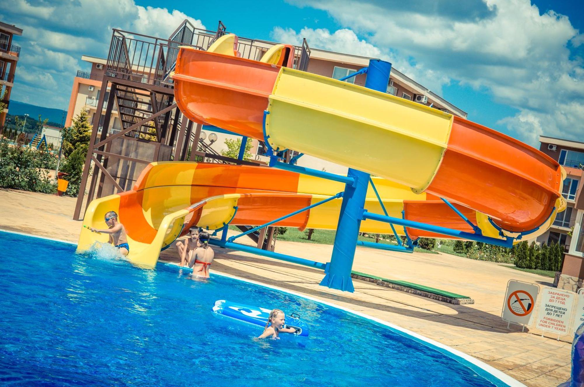 Waterpark Fort Apartments Slăntjev Brjag Exteriör bild