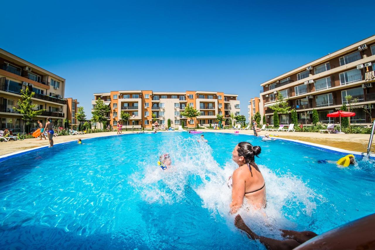 Waterpark Fort Apartments Slăntjev Brjag Exteriör bild