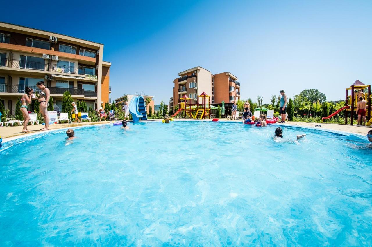 Waterpark Fort Apartments Slăntjev Brjag Exteriör bild