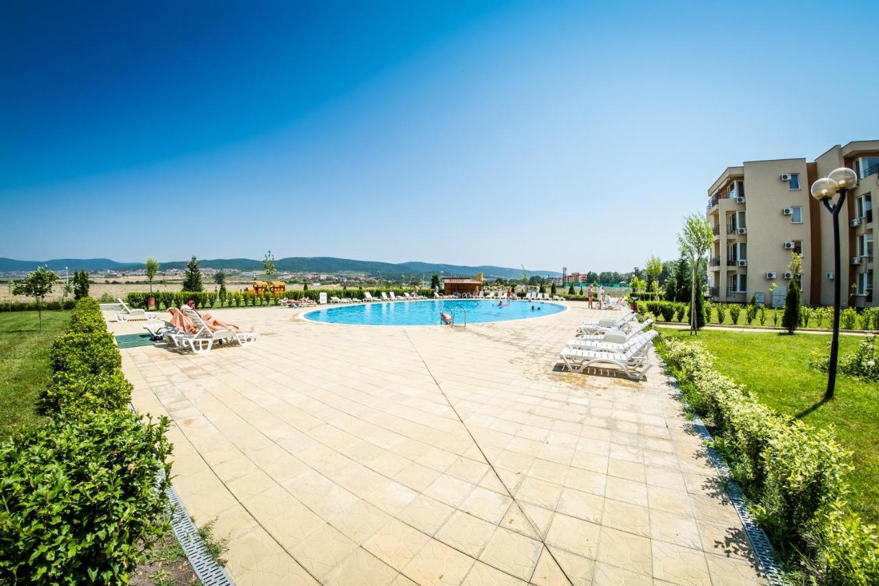 Waterpark Fort Apartments Slăntjev Brjag Exteriör bild